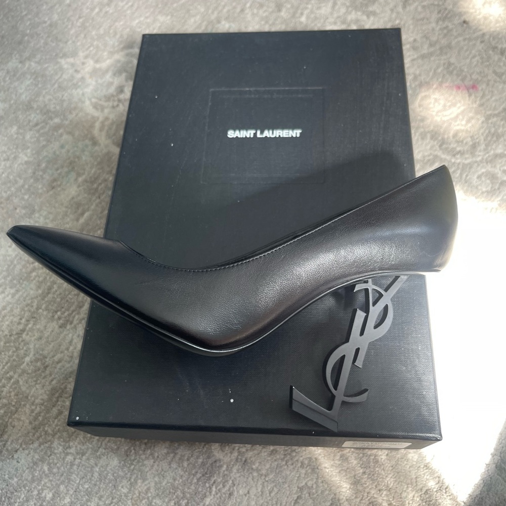 OPYUM PUMPS IN PATENT LEATHER WITH BLACK HEEL. Only worn 2x